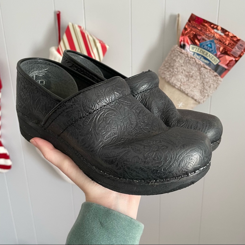 Dansko pro XP 2.0 black tooled leather floral women’s clog   Size 39